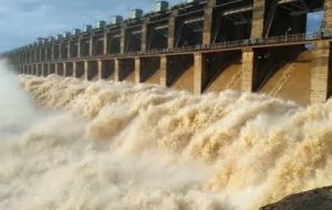 जळगाव, धुळे, जळगाव जिल्ह्यातील धरण ओव्हर फ्लो झाले आहे.